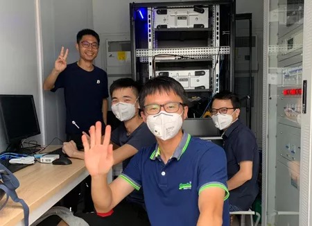 吉瓦科技工程师团队在实验室调试