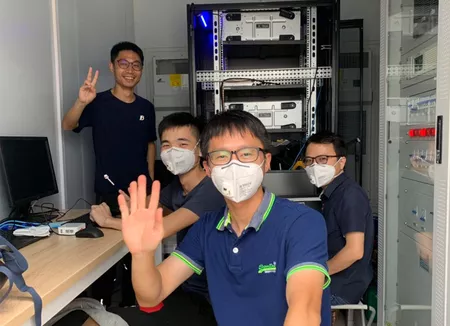 吉瓦科技工程师团队在实验室调试