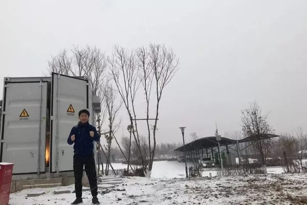吴工在长春雪地现场调试储能电池柜