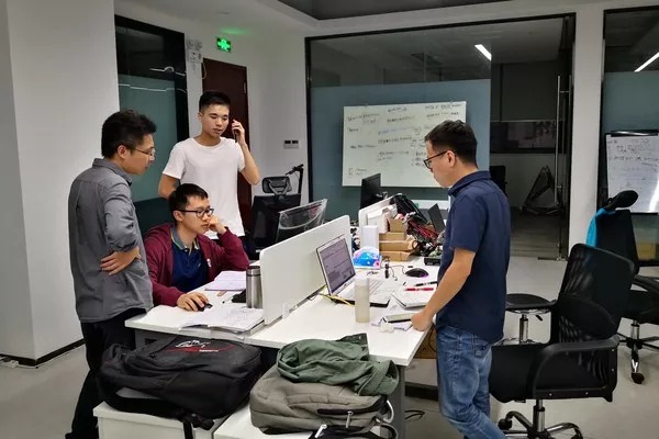 吉瓦科技工程师团队远程讨论技术方案
