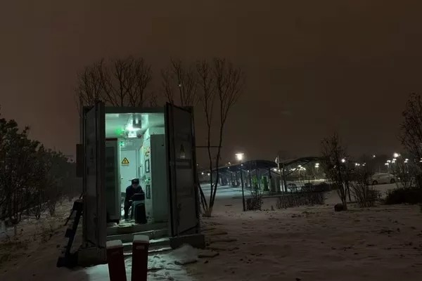 长春雪夜现场调试储能柜